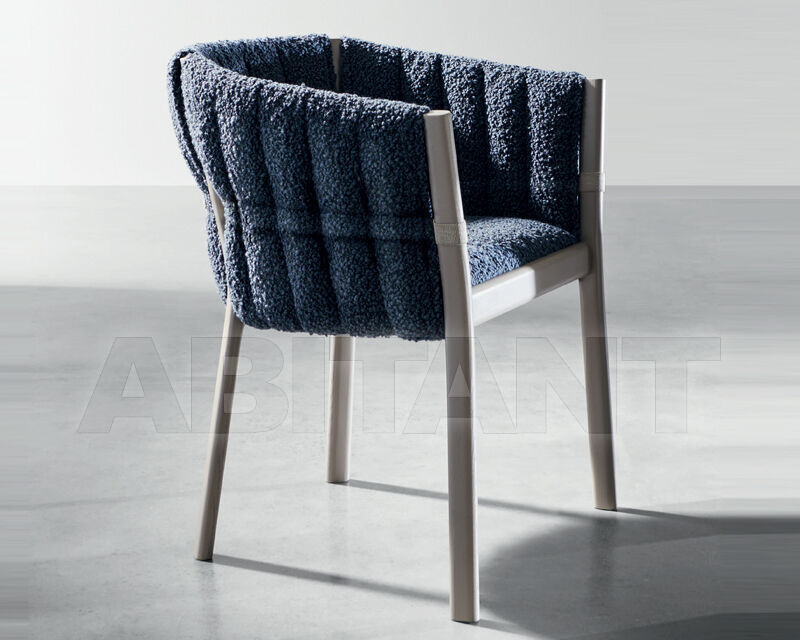 Плетеный стул с подлокотниками