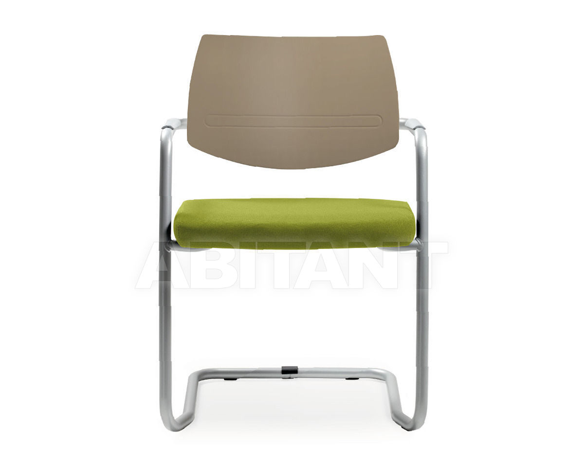 Купить Стул с подлокотниками HOST DEMIPLASTIC Quinti Seating 704C
