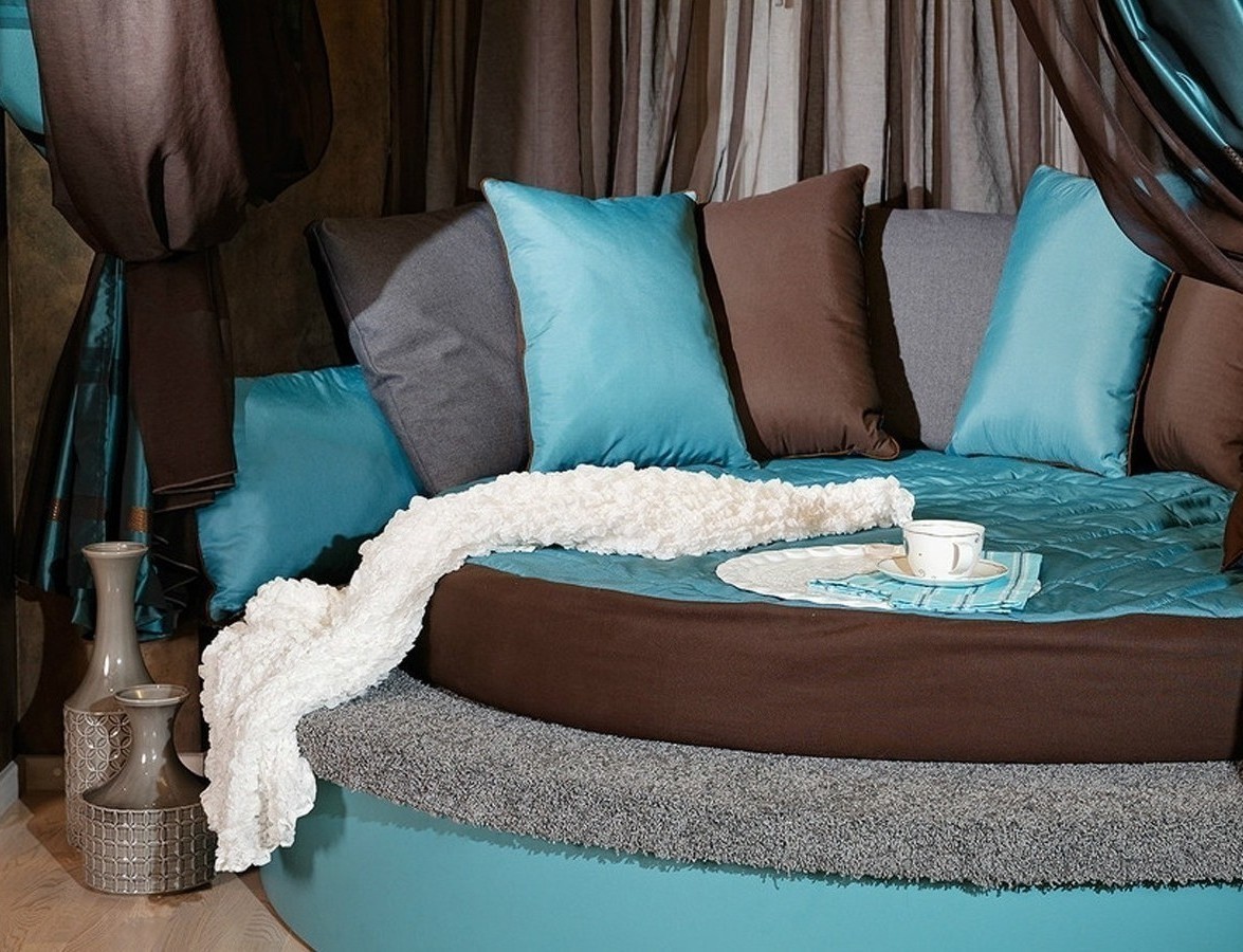 бежевый диван с бирюзовыми подушками в интерьере